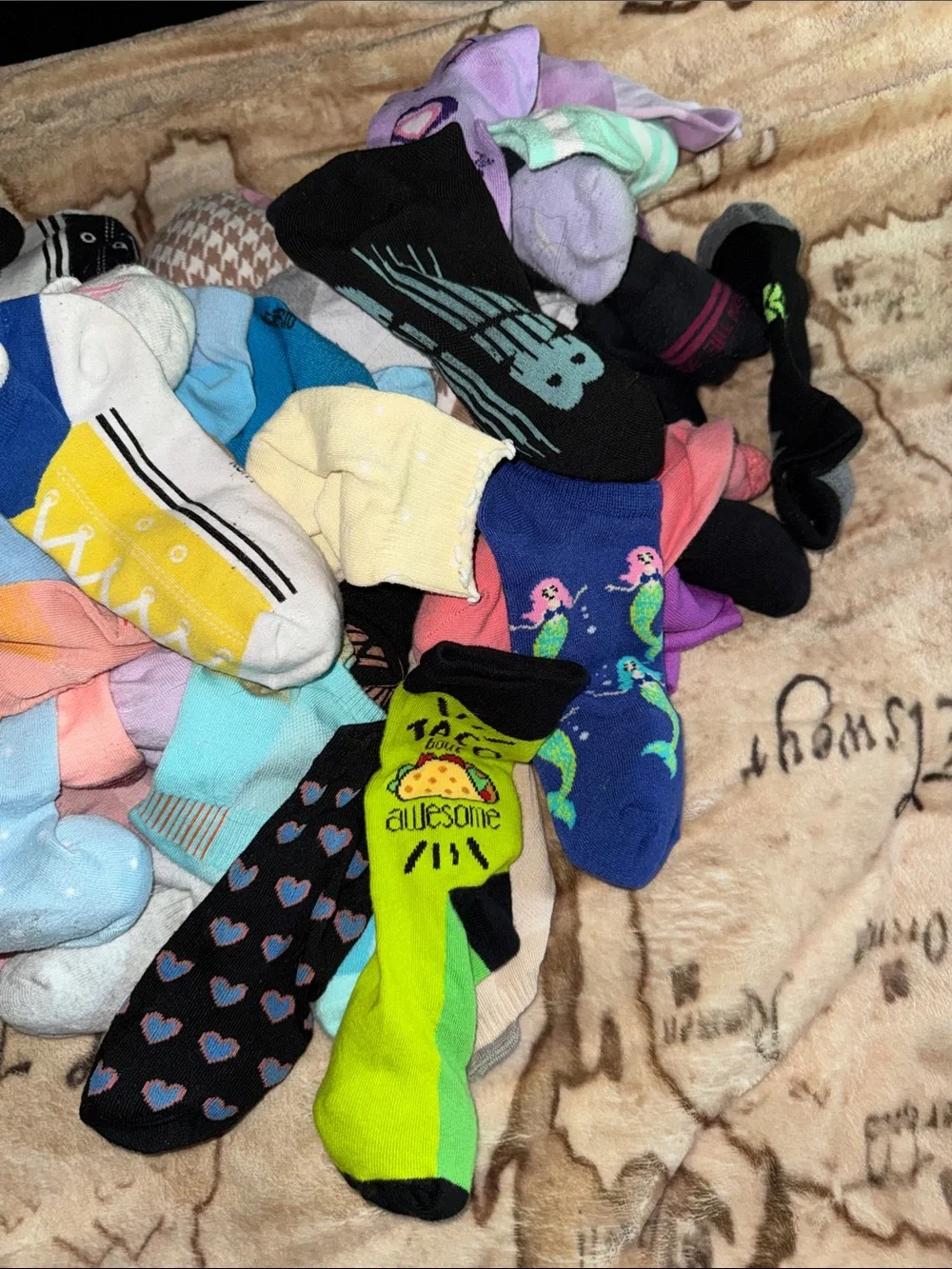 🖤ASSORTED PILE OF TWEEN/ TEEN GIRLS SOCKS - SIZE 5-7🖤